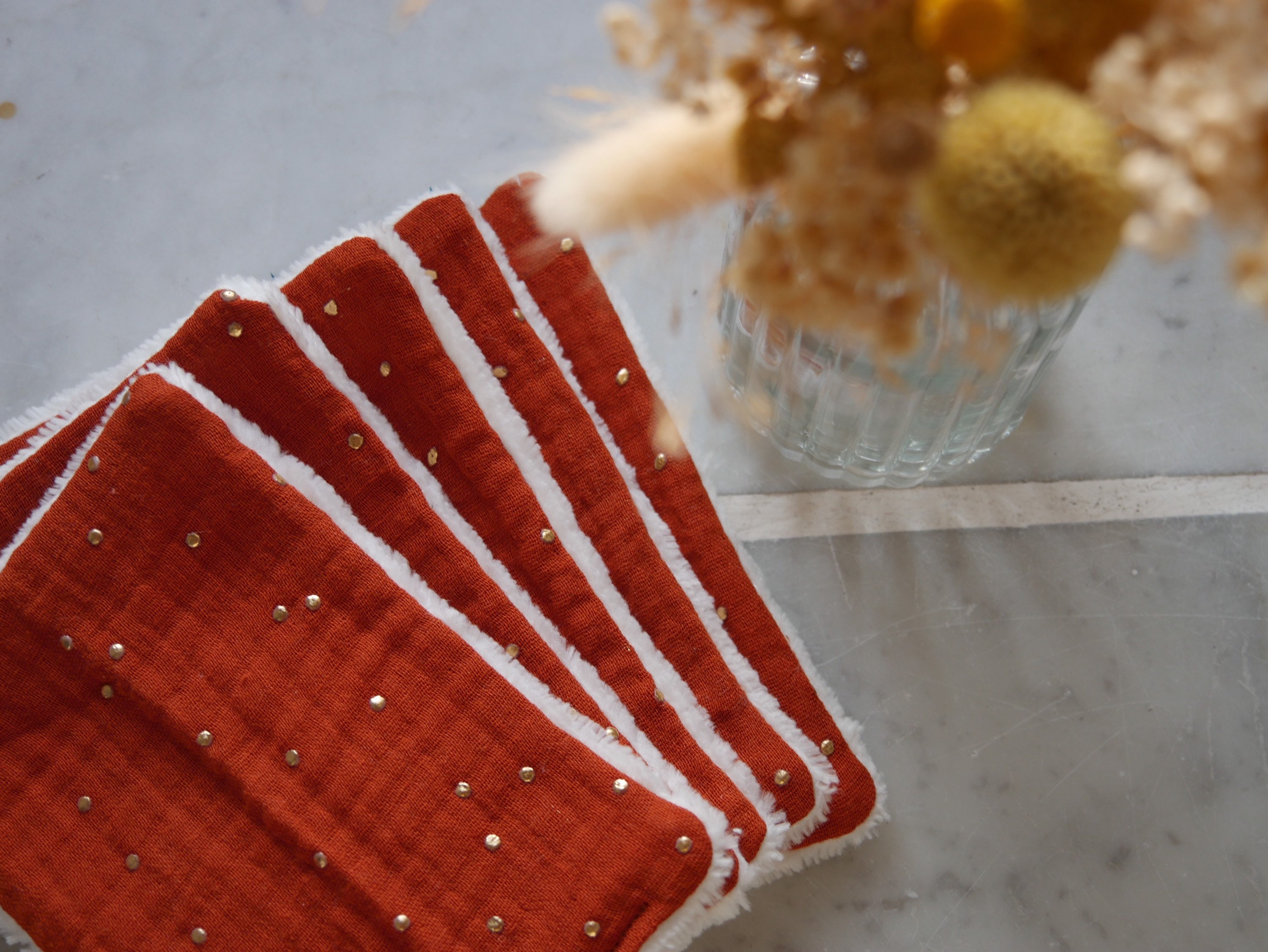 Lot de 5 Cotons Lavable en Double Gaze. Lingettes Démaquillantes. Double Gaze Unie ou à Pois Dorés. 