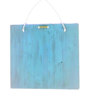 Puede incluir: Un letrero de madera azul claro con un colgador de cuerda blanca. El letrero est&aacute; en blanco y listo para ser personalizado.