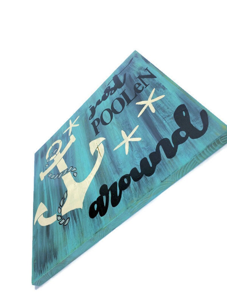 Puede incluir: Un letrero de madera azul turquesa con un ancla blanca y el texto "Just Poolen Around" en negro. El letrero tiene tres estrellas de mar blancas.