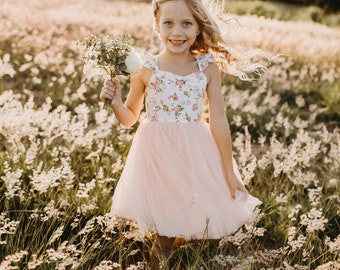 Robe d'été pour fille en coton fleuri rose avec manches flottantes. Parfait pour une fête d'anniversaire, un mariage, une demoiselle d'honneur ou des séances photo