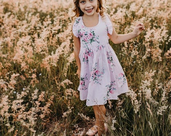 Robe d'été pour fille en coton fleuri rose avec manches flottantes. Parfait pour une fête d'anniversaire, un mariage, une fille de fleur