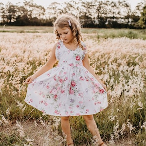 Robe d&#39;été blanche en coton fleuri pour fille avec manches flottantes. Parfait pour une fête d&#39;anniversaire, un mariage, une fleuriste