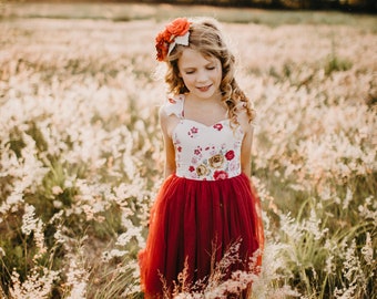 Vestido de tul para niña con estampado floral rojo y tirantes ajustables con volantes