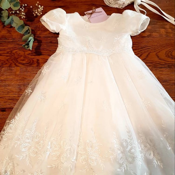Longue robe de baptême, robe de baptême et chapeau de marche pour bébé fille en dentelle blanche. Robe de cérémonie de baptême, tenue d'église ou de bénédiction.
