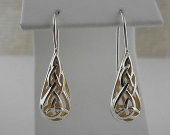 Boucles d'oreilles pendantes en argent sterling avec noeud de la Trinité celtique et dorure à l'or 22 carats
