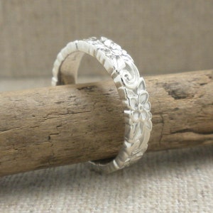 Size 6.5 Sterling Silver .925 Floral Wedding Ring 5 Petals Band Made in the USA 4 mm wide Pouched Wedding Ring with Bead and Polished Finish