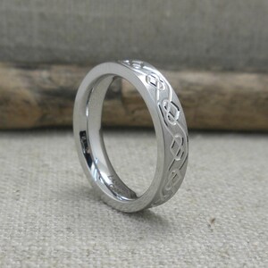 Anillo de bodas de cromo cobalto de 4 mm de ancho con diseño de corazón celta, perfil plano y acabado satinado, fabricado en EE. UU. Anillo de bodas para damas o caballeros.