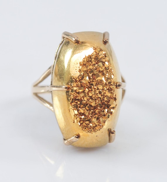 10K gold Ring with coral, size 8 (LIND) 10K gold Ring with coral, size 8 (LIND)