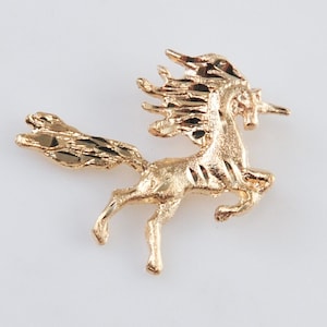 Colgante de unicornio en oro de 14 quilates