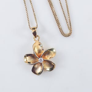 Colar de plumeria em ouro sobre prata esterlina