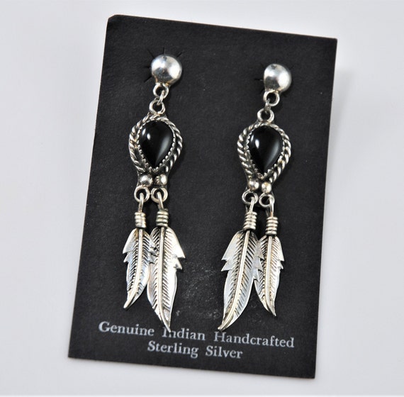 Fuchsia /& Blue Uniquely Stylish and Charming 20cm Silver Chain Dangly Pierce 8 Earrings Hues of Dramatic Green Vintage Long Feather