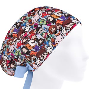 Puede incluir: Un gorro quirúrgico estampado en azul claro con personajes de dibujos animados y las palabras "Harry Potter". El gorro tiene una cinta azul claro. El estampado incluye personajes de varios colores.