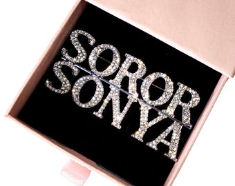 Benutzerdefinierte Bling-Bling Soror und Ihr Name Brosche Pin, personalisierte Name Pin Geschenke Sorority Sisters, Namensschild für Sorority Party & Meeting