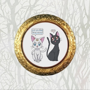 Puede incluir: Un diseño de punto de cruz enmarcado con dos gatos de dibujos animados. El gato blanco dice "¿Has terminado de ser descarada?" y el gato negro dice "¡No!"