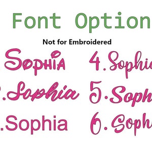 Pode incluir: Seis op&ccedil;&otilde;es de fonte diferentes para o nome "Sophia" em rosa. O texto "Font Option" est&aacute; em verde acima das op&ccedil;&otilde;es de nome. O texto "Not for Embroidered" est&aacute; em preto acima das op&ccedil;&otilde;es de nome.