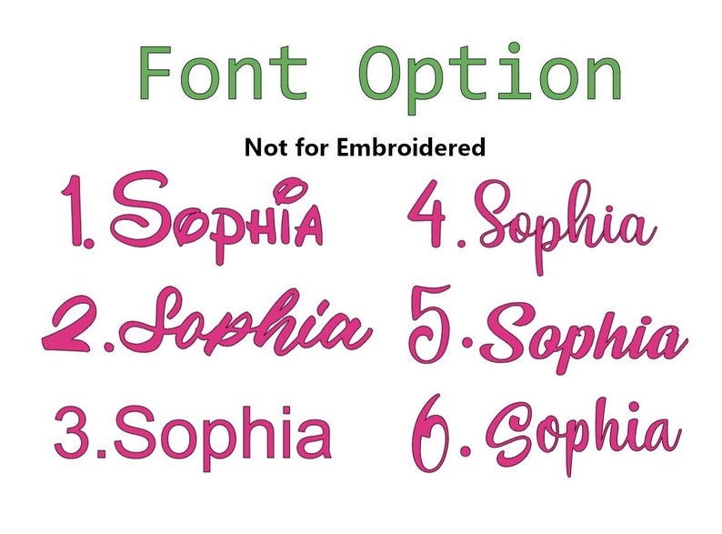 Pode incluir: Seis op&ccedil;&otilde;es de fonte diferentes para o nome "Sophia" em rosa. O texto "Font Option" est&aacute; em verde acima das op&ccedil;&otilde;es de nome. O texto "Not for Embroidered" est&aacute; em preto acima das op&ccedil;&otilde;es de nome.