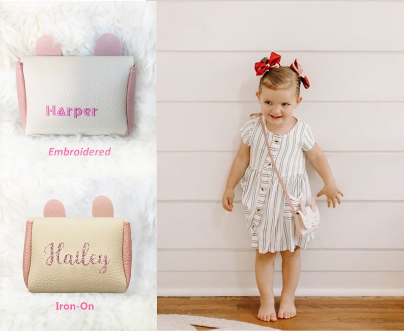 Pode incluir: Duas pequenas bolsas rosa e creme com orelhas de coelho. Uma bolsa tem o nome "Harper" bordado e a outra o nome "Hailey" em letras de ferro-on de glitter rosa.