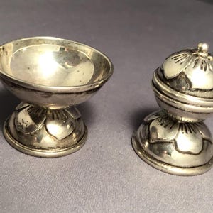 Vintage sterling silver hallmarked 925 Mexico  Taxco pepper shaker & salt cellar matching pattern 33 grams