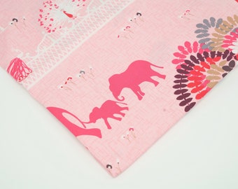 Violet Craft Peacock Lane Fat Quarter: Różowa bawełniana tkanina na dzień parady słoni