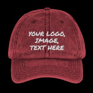 Könnte beinhalten: Eine rote, abgenutzte Baseballkappe mit weiß gesticktem Text, der "YOUR LOGO, IMAGE, TEXT HERE" lautet.