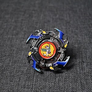 Op de afbeelding: Een zilveren en blauwe Beyblade met een rood en geel centrum. Het centrum heeft een wolfontwerp en de tekst "Wolf" erop.