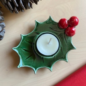 Holly berry kerst theelichthouder, handgemaakte keramische hulstbes kaarshouder vakantiedecoratie.