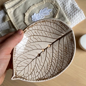 Keramik Seifenschale Blatt geformt mit Löchern, Blattdruckkeramik mit Ablauf Bild 3