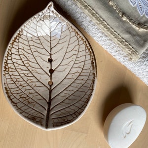 Keramik Seifenschale Blatt geformt mit Löchern, Blattdruckkeramik mit Ablauf Bild 10