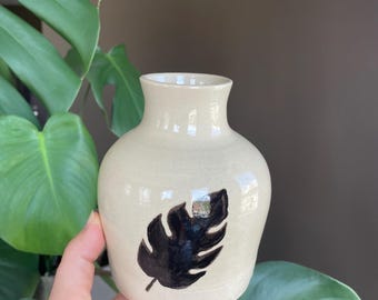 Jarrón de gres pintado a mano con hoja de monstera – Gres torneado – Decoración botánica minimalista para el hogar