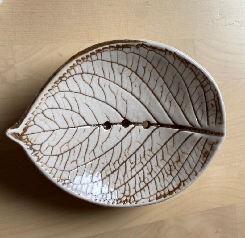 Keramik Seifenschale Blatt geformt mit Löchern, Blattdruckkeramik mit Ablauf Bild 8