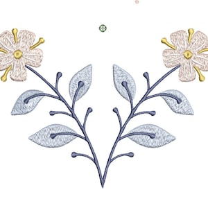 Puede incluir: Diseño floral bordado con dos flores de pétalos beige y centros amarillos. El diseño incluye hojas y tallos azul grisáceo, creando un patrón simétrico de inspiración natural. Ideal para proyectos de bordado.