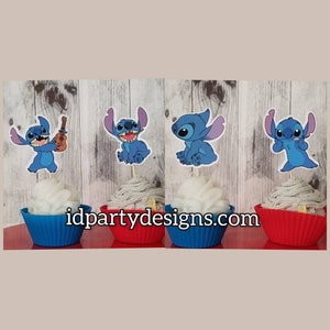 以下が含まれることがあります： 白いフロスティングとキャラクターのトッパーが付いた4つのカップケーキ。トッパーは、リロ＆スティッチの青いエイリアン、スティッチを様々なポーズで表現しています。カップケーキは青と赤のシリコンベーキングカップに入っています。ウェブサイトidpartydesigns.comが画像に印刷されています。