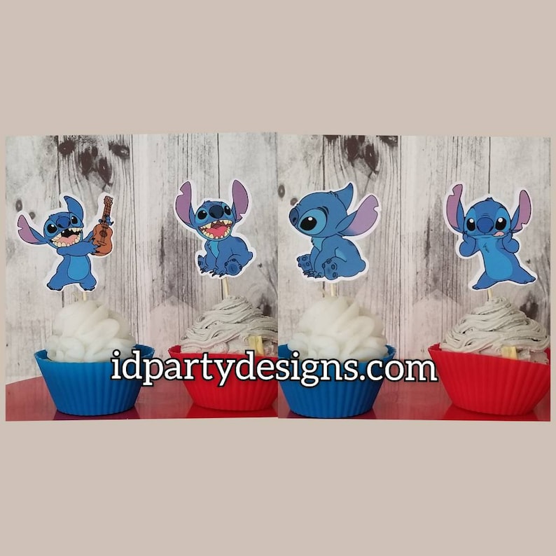 以下が含まれることがあります： 白いフロスティングとキャラクターのトッパーが付いた4つのカップケーキ。トッパーは、リロ＆スティッチの青いエイリアン、スティッチを様々なポーズで表現しています。カップケーキは青と赤のシリコンベーキングカップに入っています。ウェブサイトidpartydesigns.comが画像に印刷されています。