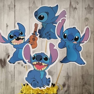 以下が含まれることがあります： 人気アニメキャラクターに似た、大きな耳と大きな目を持つ、5つの青い漫画のキャラクターカットアウト。1つのカットアウトは小さな茶色のギターを持っています。カットアウトは、ケーキトッパーやパーティーの装飾用の木製の棒に取り付けられています。