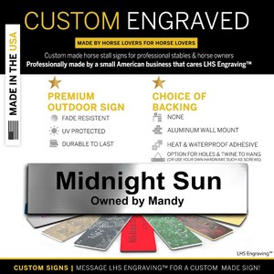 Może przedstawiać: Srebrny metalowy znak z wygrawerowanym tekstem "Midnight Sun Owned by Mandy". Znak jest wysokiej jakości znakiem zewnętrznym, odpornym na blaknięcie, chronionym przed promieniowaniem UV i trwałym. Dostępny jest z r&oacute;żnymi opcjami podparcia, w tym bez podparcia, montaż na ścianie aluminiowej lub klej odporny na ciepło i wodę. Znak jest wykonany przez miłośnik&oacute;w koni dla miłośnik&oacute;w koni i jest profesjonalnie wykonany przez małe amerykańskie przedsiębiorstwo.