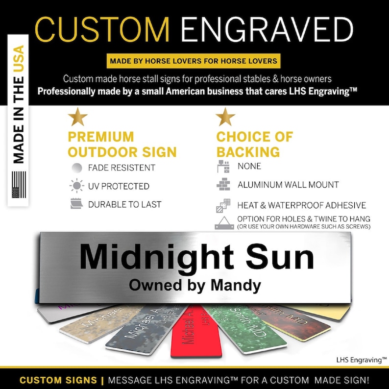Może przedstawiać: Srebrny metalowy znak z wygrawerowanym tekstem "Midnight Sun Owned by Mandy". Znak jest wysokiej jakości znakiem zewnętrznym, odpornym na blaknięcie, chronionym przed promieniowaniem UV i trwałym. Dostępny jest z r&oacute;żnymi opcjami podparcia, w tym bez podparcia, montaż na ścianie aluminiowej lub klej odporny na ciepło i wodę. Znak jest wykonany przez miłośnik&oacute;w koni dla miłośnik&oacute;w koni i jest profesjonalnie wykonany przez małe amerykańskie przedsiębiorstwo.