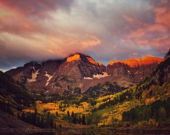 Sunrise at Maroon Bells in autumn in Aspen, Colorado photograph, landscape and nature photography