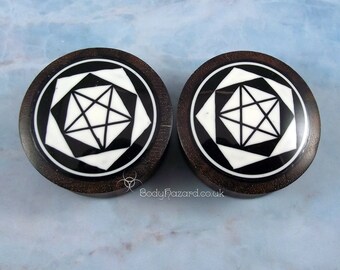 Um par de plugs de madeira de ébano preta de 38 mm com dupla flange e incrustação de padrão geométrico.