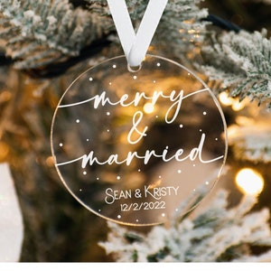 Ornement joyeux et marié / Ornement de mariage de Noël 2023 / Notre premier ornement de Noël / Cadeau de mariage pour couple / image 1
