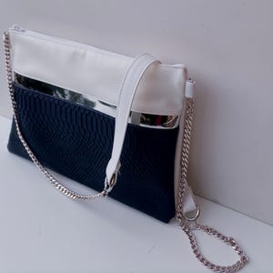 Bolso azul oscuro y blanco - Bolso de hombro con cadena - Bolso con cadena - Bolso vegano de piel de serpiente - Bolso con cremallera - Bolso ligero de hombro