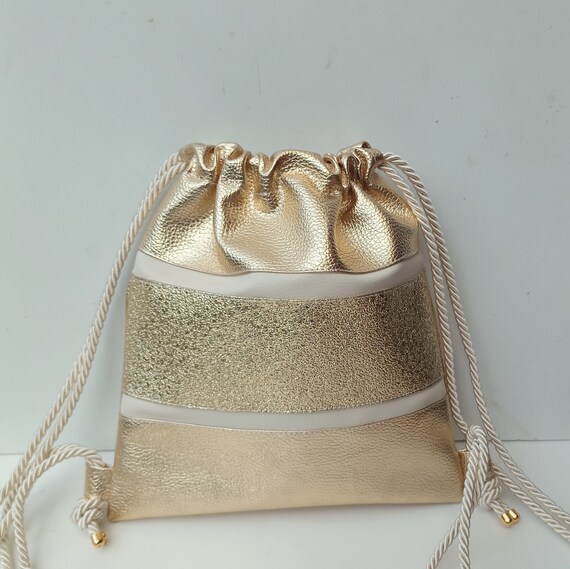 Mochila dorada sale
