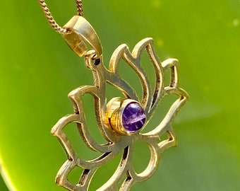 Lotus Blume Amulett - goldener Anhänger mit Naturstein