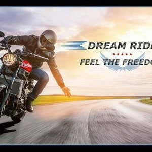 Pode incluir: Uma pessoa conduzindo uma motocicleta preta em uma estrada sinuosa com um pôr do sol ao fundo. O texto "DREAM RIDE" e "FEEL THE FREEDOM" é exibido acima da motocicleta.