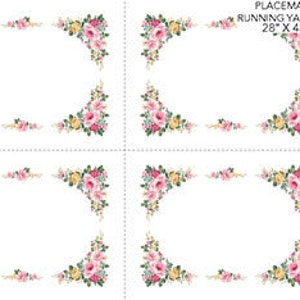 Könnte beinhalten: Set mit vier weißen Platzsets mit einem rosa, gelben und grünen floralen Rand. Die Platzsets sind 71 cm x 109 cm groß. Das Bild zeigt auch eine kleinere Version des Platzsets, die wahrscheinlich eine Serviette ist.