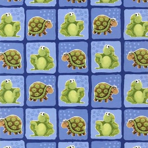 Puede incluir: Un patrón repetido de ranas verdes y tortugas marrones sobre un fondo azul. Las ranas están sentadas con los brazos cruzados y las tortugas caminan. El patrón es perfecto para telas, papel tapiz o papel de regalo.
