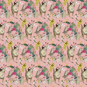 Può includere: Un motivo ripetuto con canguri, uccelli e figure stravaganti su sfondo rosa. Il design include elementi floreali, farfalle e cavalieri di canguro, creando un'estetica giocosa e decorativa.