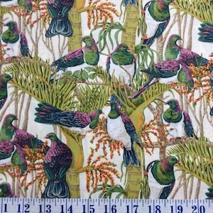 Può includere: Un tessuto bianco con un motivo ripetuto di uccelli verdi e viola appollaiati su rami di bambù con foglie verdi. Gli uccelli hanno segni bianchi sulle ali e sul petto. Lo sfondo è di colore crema chiaro.