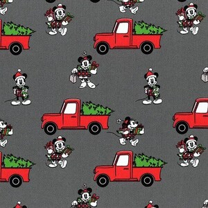 Disney Christmas Mickey and Friends Red Truck Szare Tło Bawełniana Tkanina Pikowana 1/2 YARD