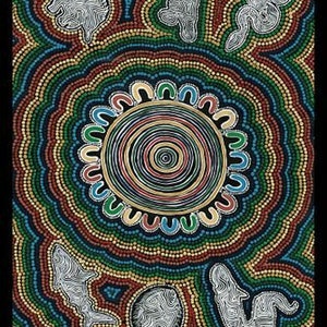 Könnte beinhalten: Ein farbenfrohes Aborigine-Kunstgemälde mit einem zentralen Kreis, der von konzentrischen Kreisen und einem Ring aus stilisierten Blumen umgeben ist. Der Hintergrund ist mit einem Muster aus Punkten und Linien gefüllt, und das Gemälde zeigt mehrere stilisierte Tierfiguren.