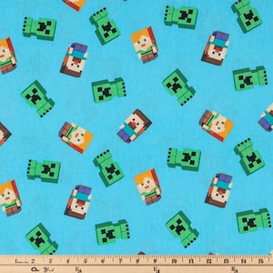 Puede incluir: Tela azul con un patrón repetido de personajes pixelados verdes y marrones del videojuego Minecraft. Los personajes incluyen un creeper, un jugador y un cerdo.